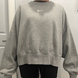 I’m selling this Nike Crew-Neck. It never fit me. Trying to get it off my hands!